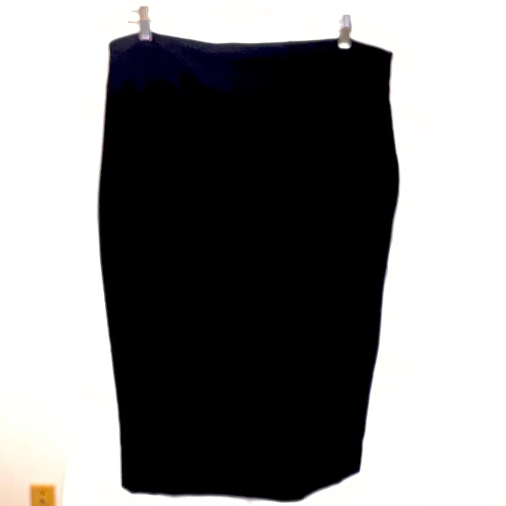 Chaus Black Polyester/Spandex 28” long Skirt with elastic waist Size XL